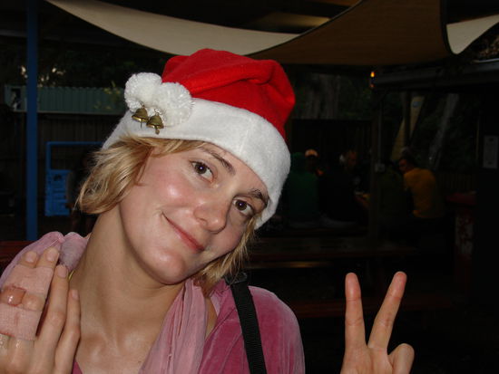 Weihnachten (24.) im SpotX Arrawarra - Daisy kann schon wieder etwas lachen.