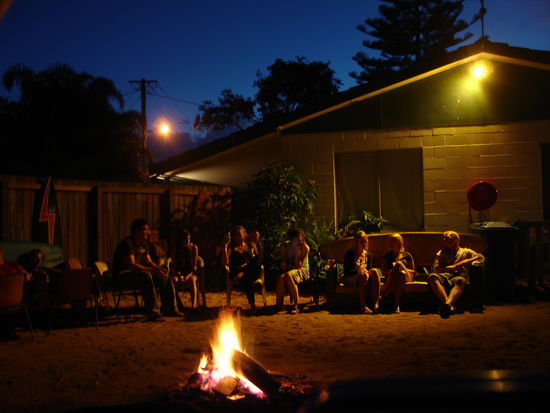 Australisches Weihnachten (25.) am Lagerfeuer und Gitarrenmusik.