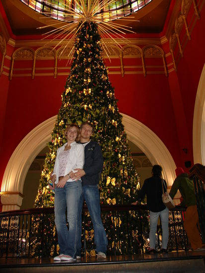 selber Megatannenbaum im 2. Obergeschoss (vollgehaengt mit 50.000 Swarowski-Kristall-Steinen)