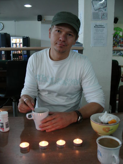 Fruehstueck am 4. Advent im Hostel und ein noch verschlafener Andy