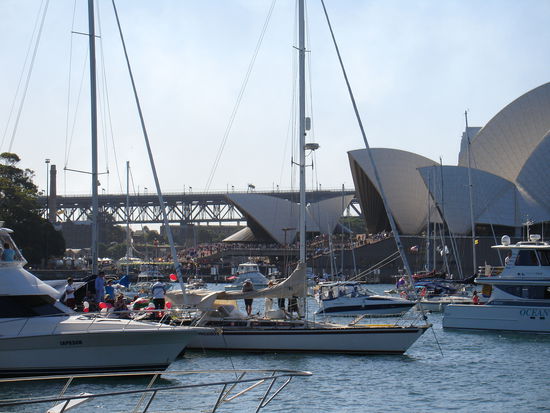 alles tummelt sich am Hafen...hunderte von Segelbooten und Yachten sichern sich ihren Platz fuers Feuerwerk...