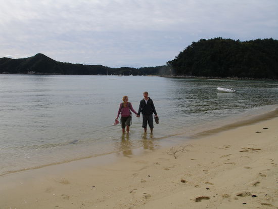 gestrandet - vom Wasser Taxi abgesetzt gehts los zur 11-stuendigen Wanderung im Nationalpark Abel Tasman