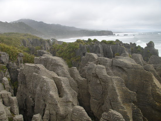Pancake Rocks - in Punaikaki
Heissen deswegen so, weil sie aussehen, wie aufeinander geschlichtete Pfannkuchen