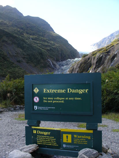 Hinweisschilder vor dem Gletscher - da immer wieder Touristen ohne Ausruestung und erfahrenen Fuehrer den Gletscher besteigen -
Erst 2 Tage vorher waren zwei indische Touristen umgekommen ...