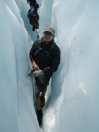 Andy kaempft sich mit seinem Eispickel durch die Gletscherspalten