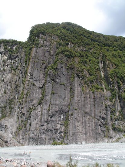 Am Fusse des Fox-Gletschers...
man beachte die 4 kleinen Punkte links unten ... das sind Menschen!
Das ist doch mal eine Klippe was?!