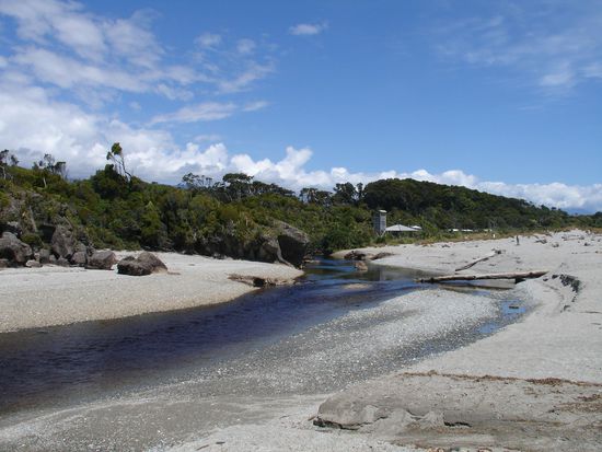 Zwischenstopp auf dem Weg nach Makarora - sieht schoen aus - uns haben aber dort Milliarden Sandfliegen die Fuesse zerstochen!!! 
Als Trost gabs Delfine, die durch die Wellen sprangen