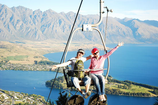 Nein...das ist keine Leinwand im Hintergrund.  Mit der Gondel hoch ueber Queenstown zum Staunen und Sommer-Rodeln.