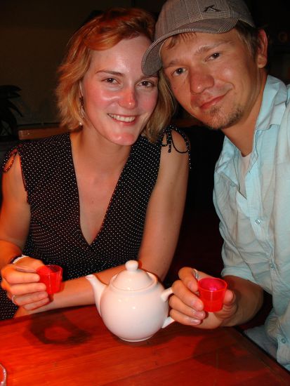 In der World-Bar in Queenstown -
hier gibts die Cocktails in Teekannen!
Hier hatten wir nach einigen Teekannen uebrigens auch unsere Kamera vergessen