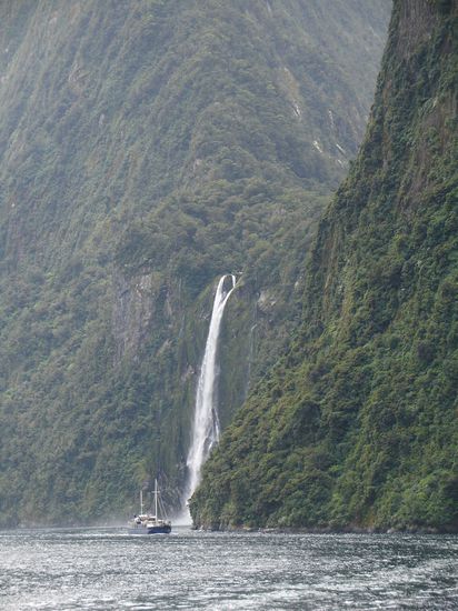 Milford Sound  - das Schiff fuhr genau vor den Wasserfall - echt cool im warsten Sinne des Wortes