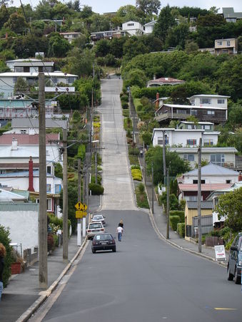 Auch wenn es auf dem Photo nicht so aussieht, aber das ist die Welt-steilste Strasse mit 47 Grad Steigung in Dunedin. Mit Eintrag im Guinessbuch der Rekorde.