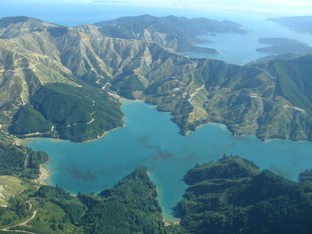 Letzter Blick auf die Marlborough Sounds der Suedinsel...In 20 min. ging es mit einer Propellermaschine rueber auf die Nordinsel...Hatten eine tolle Aussicht und ersparten uns 3,5 Std. Faehre. ...Fortsetzung folgt...