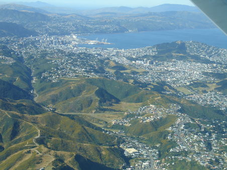 Beim Anflug auf die Nordinsel...
Zu sehen ist Wellington, die Hauptstadt von Neuseeland.