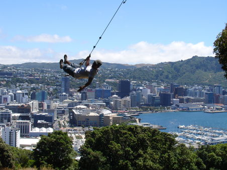 Andy ist auch ohne Fluegel ueber Wellington geflogen. Direkt unter ihm ist uebrigens das riesen Gebaeude des wirklich tollen Museums "Te Papa" zu sehen.