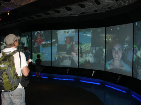 Eine interaktive Kunst-und Medienwand im Te Papa- die Besucher konnten alle die Wand selbermitgestalten - Bilder, Videos, Texte etc. - Andy war voellig fasziniert! (kuckt mal wer da auf der Medienwand zu sehen ist)