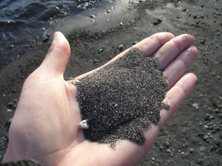 schwarzer Vulkan-Sand am Lake Taupo
