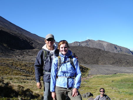 Tongariro-Crossing im Tongariro-Nationalpark bei Taupo -
7 Stunden Wanderung durch Vulkankrater liegen vor uns !
Hier wurden auch viele Szenen von "Herr der Ringe" gedreht...