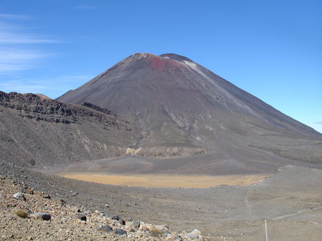Vulkan Ngauruhoe -
Einer der drei aktiven Vulkane im Nationalpark, der letzte ist hier 1977 ausgebrochen - ganz in der Naehe, Vulkan Ruapehu, der erst 2007 wieder Lava gespuckt hat!