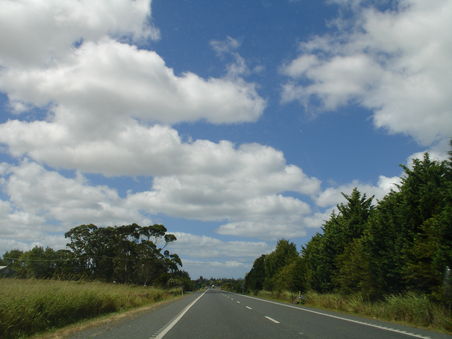 Mit dem Mietauto auf dem Weg hoch in den Norden - schoene weisse Wolken!!!