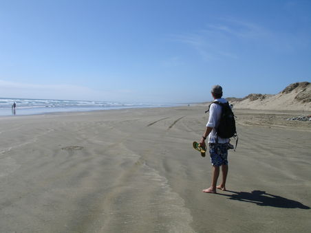 Andy blickt in ewige Weite des 90-Mile-Beach
Ueber 100km langezogener breiter Strand im Norden, auf dem man mit dem Auto (natuerlich nur 4-Rad-Antrieb) fahren kann