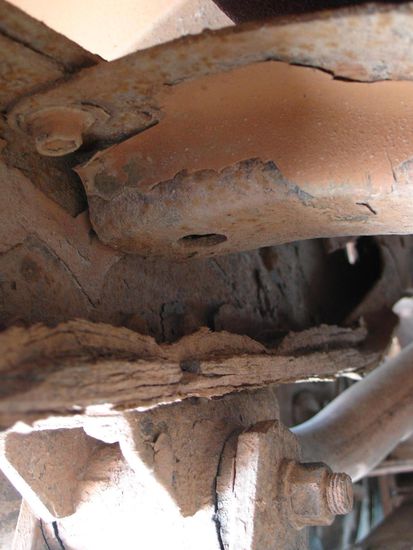 ...am schlimmsten war es an dieser Stelle am Unterboden - Die tragende Struktur sah nicht mehr sehr "tragend" aus.  Jetzt sieht das da unten viiiel besser aus.