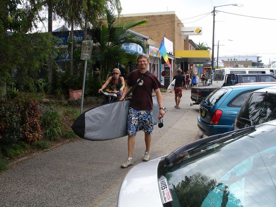 Byron Bay - Andy kommt mit einem gerade gekauften/gebrauchtem Surfboard zurueck.