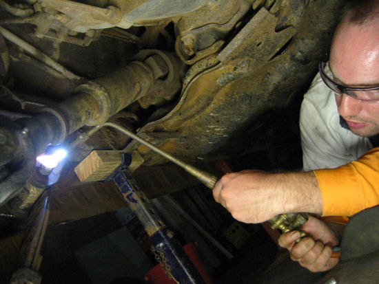 Sogar Bunzenbrenner und Schweissgeraet kamen zum Einsatz.