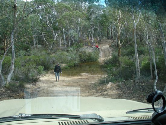 Andy beim Pruefen des Wasserlochs vor der Flussueberquerung - es war knietief!