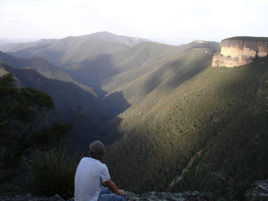 ...wir schauten auf die Waelder der Blue Mountains - wahnsinn oder?!
Der Nebel ist uebrigens der Dampf, der aus den Millionen von Eukalyptusbaeumen empor steigt