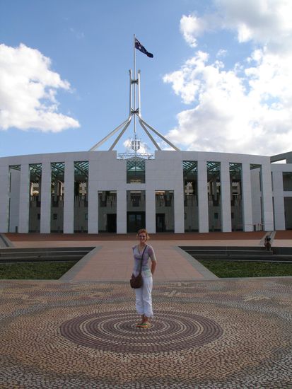 Das neue Parlament 
(das teuerste Gebaeude in ganz Australien!)
- hier kann man bei Tagungen sogar zuschauen - 
Da geht es aber ein bisschen rauer zu als in Deutschland, so richtig mit Beschimpfungen und so...