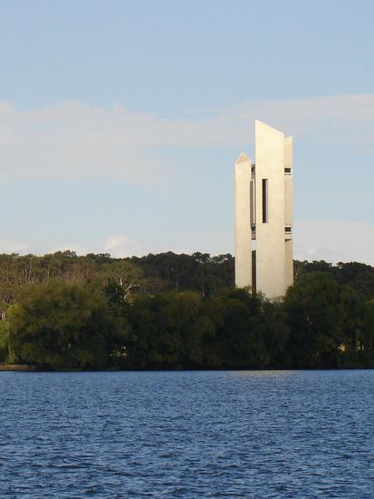 Der Glockenturm in Canberra auf der Insel Avon 
- hat 53 Glocken uns spielt zu gewissen Zeiten Glockenspiele -