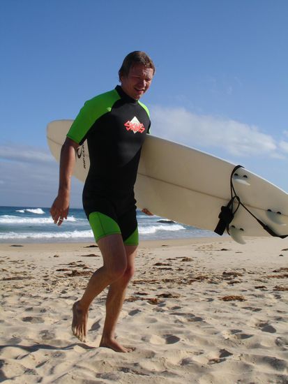 Stopps gabs auch immer wieder zum Surfen
- Andy hat sich 2 Wetsuits im 2nd Hand Shop fuer 25 Euro! gekauft -