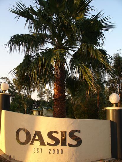 Die Einfahrt zu unserem Luxus-Campingplatz! Es ist wirklich schoen und sauber hier (fuer nur 50 Euro die Woche). Das braucht man auch wenn man total fertig von der Arbeit kommt!