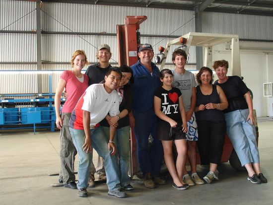 Am letzten Arbeitstag gab es dann noch ein Gruppenfoto mit der Familie Gattuso (Farmer Fred im Blaumann - 2.v.links) 
Best Farmer in Cobram ! 