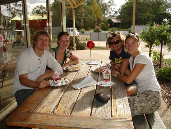 Beim Erdbeereisessen mit Alex &amp; Thomas, Freunde aus dem Schwarzwald, die wir in Cobram beim Arbeiten kennengelernt haben