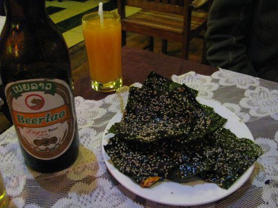 Seaweed schmeckt wie Chips. Ist aber aus Mekong-Algen gemacht. Das Bier ist zum Desinfizieren der Mekongwasserreste...