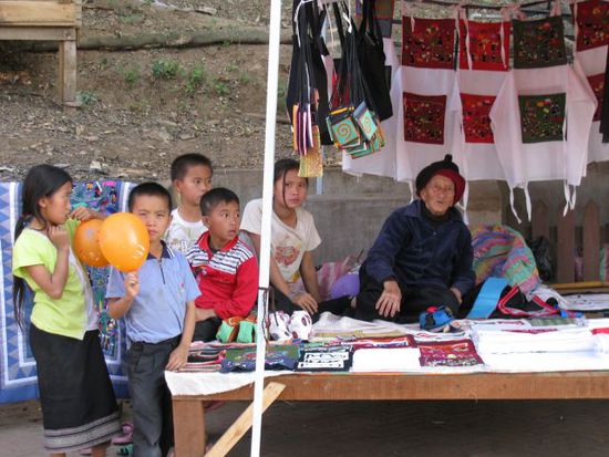 Verkaufsstand in Luang Prabang. Wie alt die Gute wohl ist?