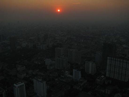 Sonnenuntergang über Bangkok. Die vielen Abgase färben die Sonne besonders schön!