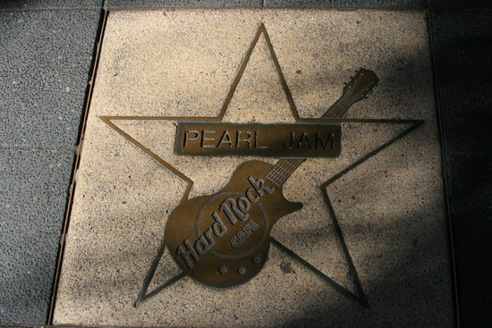 vor dem Rock Hard Cafe in Surfers