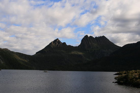 Blick vom See auf den Cradle Mountain