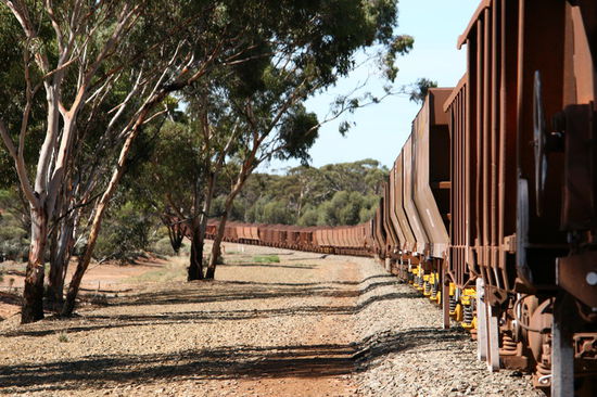 Train vor Kalgoorlie-Boulder