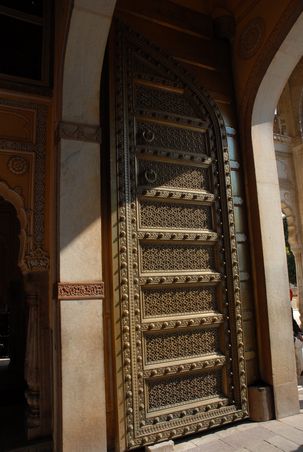 ...bevor es vom "Mubarak Mahal" aus ueber diese stabile Haustuere aus Bronze in den eigentlichen Hof des Palastes geht