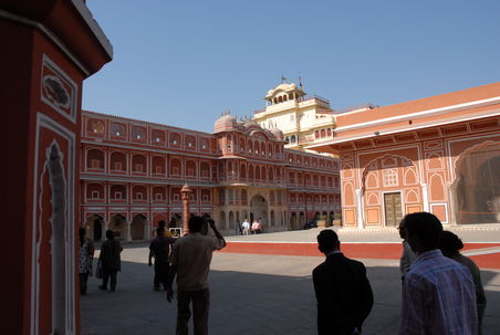 Von dort aus hat man einen wunderbaren Blick auf das "Chandra Mahal", der heutigen siebenstoeckigen Residenz des Maharadschas