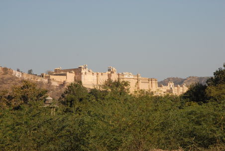 Das Amber-Fort auf dem Bergruecken, das von einer 18 km langen Mauer umgeben war