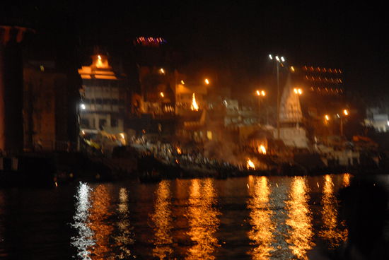 Das Verbrennungsghat bei Nacht in vollem Betrieb, aufgenommen vom Schaukelboot auf dem Ganges. Naeher dran durfte man dann selbstverstaendlich keine Aufnahmen mehr machen