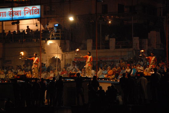 Die Zeremonie am Flussufer