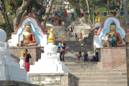 Der Zugangsbereich von Swayambunath mit seinen 365 Stufen