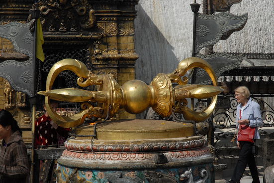 Das Bild zeigt einen "Vejra", einen Donnerkeil, der im Buddhismus als Symbol des ewig Absoluten bedeutet. Kommt urspruenglich aus dem Hinduismus, wo er als Zepter des Gewittergottes Indra gilt.