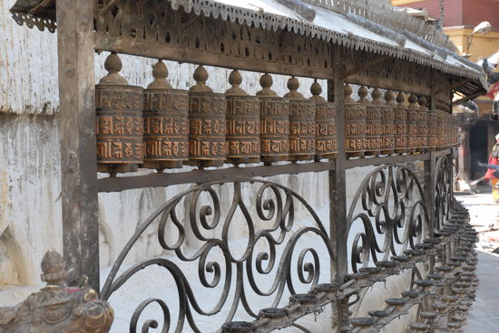 Die Gebetsmuehlen am Tempel