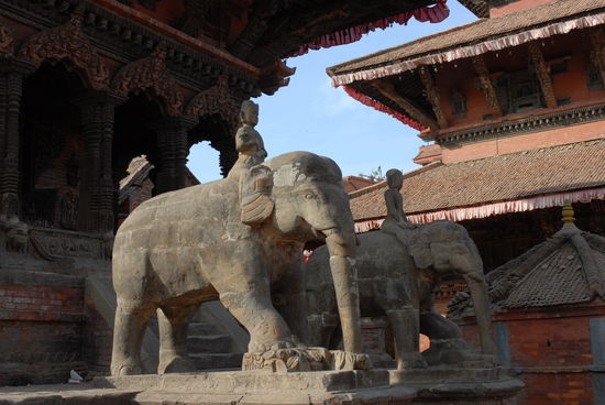 Diese beiden Elefanten bewachen den Eingang zum Vishveshvara-Tempel in Patan